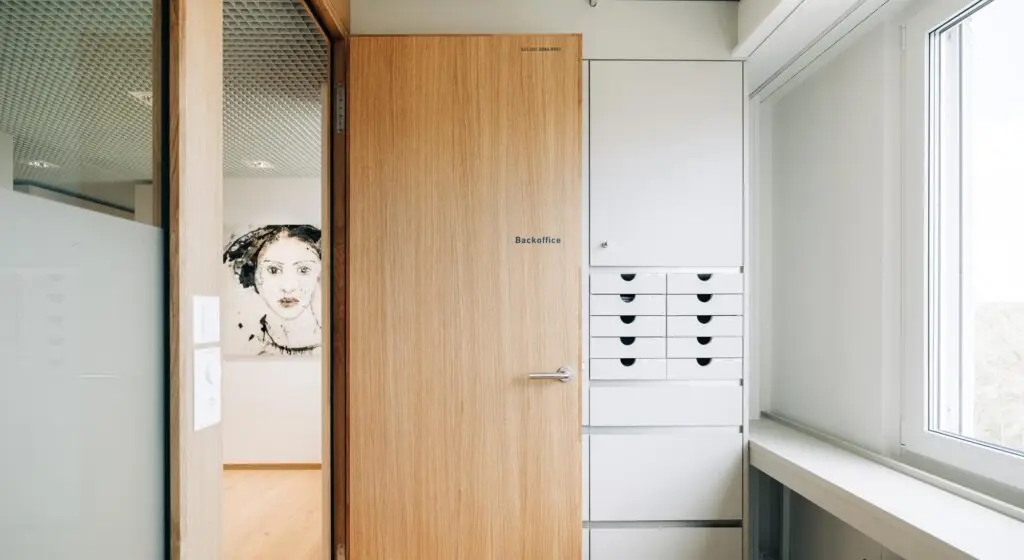 Cloison en bois Schwab 58 au cabinet gynécologique Gassmann à Berne