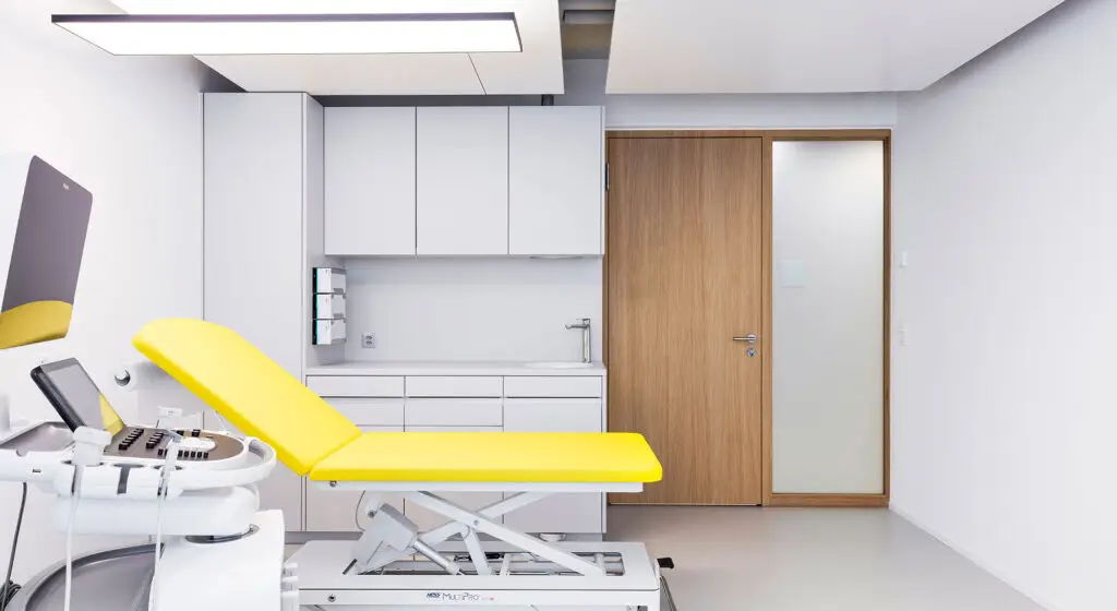 Schwab 58 Holztrennwand im Medical Center Wankdorf