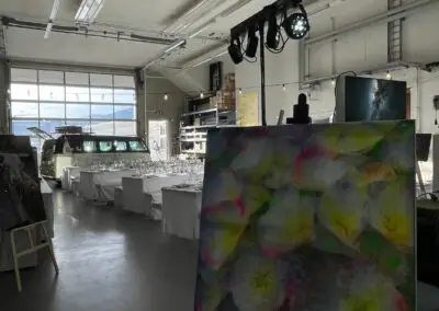 Tableau sur un chevalet dans la salle de réception