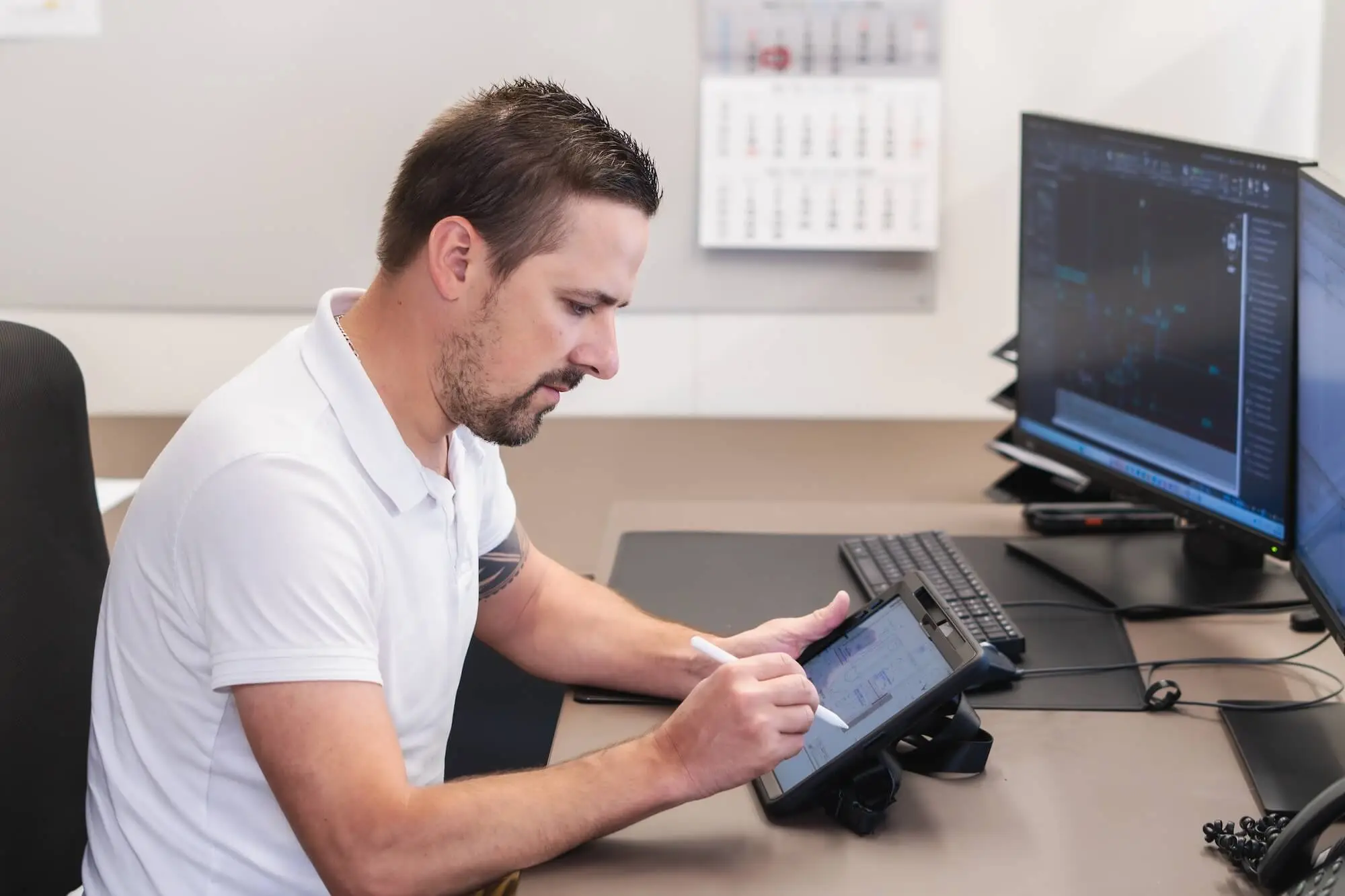 sven-schneider-02 Kopie Mitarbeiter mit Laptop