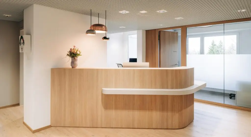 Schwab 58 Holztrennwand in der Frauenpraxis Gassmann in Bern