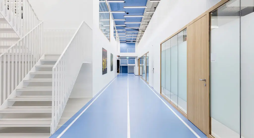 Schwab 58 Holztrennwand im Medical Center Wankdorf