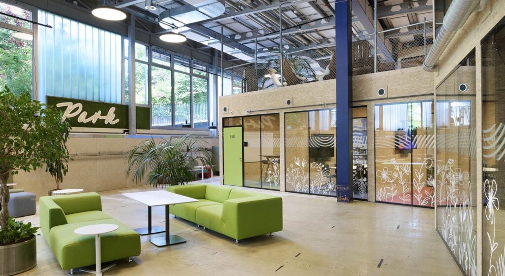 Cloison métallique Schwab 52 / 98 (profilée) dans l'entreprise Galencia à Berne