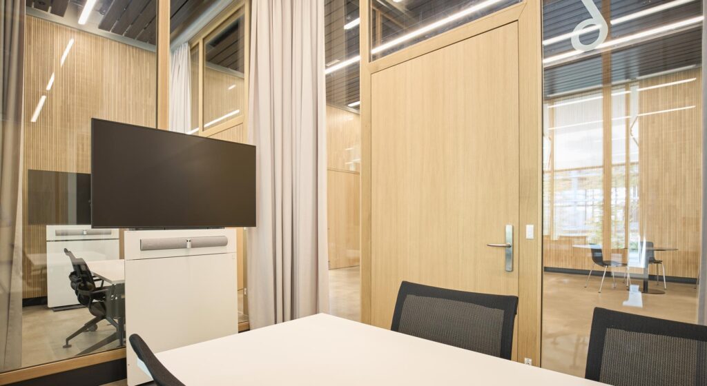 Schwab 71 Holztrennwand im MC3 – Main Campus Convention Center in Allschwil