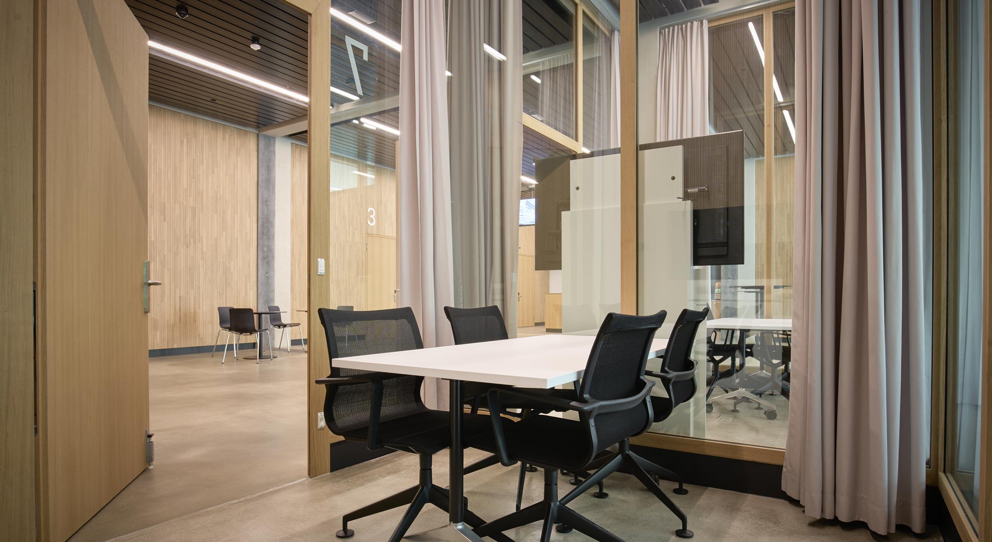 Schwab 71 Holztrennwand im MC3 – Main Campus Convention Center in Allschwil