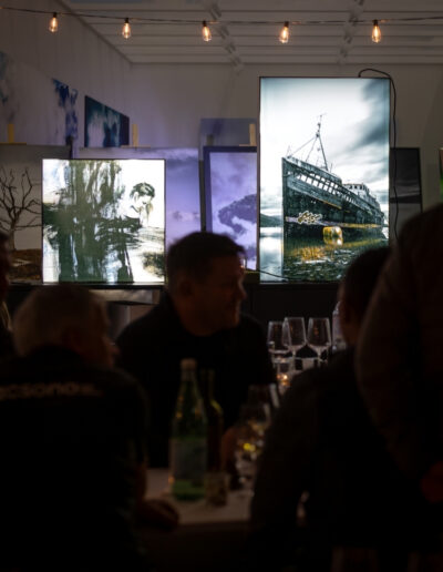 Eventgäste am Tisch im Gespräch