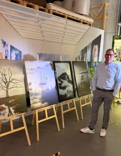 Ausgestellte Bilder, davor ein Eventgast