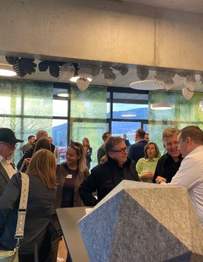 Eventgäste im Gespräch