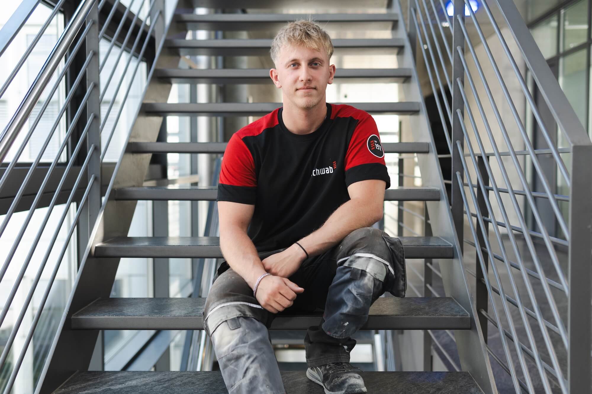 monteur-jan-moser-01-2497 Mitarbeiter sitzt auf einer Stiege